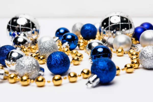 Blauer, silberner und goldener Weihnachtsschmuck auf weißem Hintergrund — Stockfoto