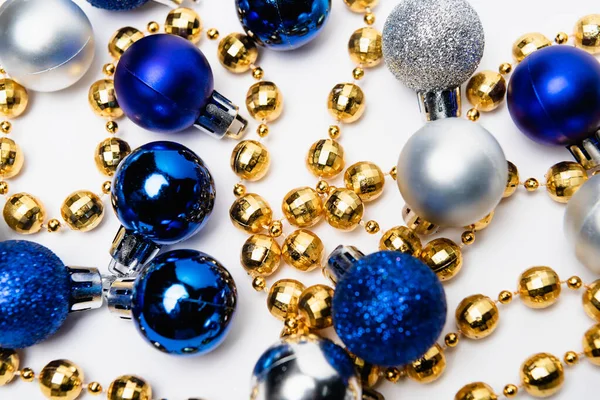 Vue de dessus de décoration de Noël bleu, argent et or sur fond blanc — Photo de stock