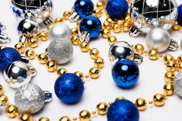 Голубой, серебряный и золотой рождественские украшения на белом фоне — стоковое фото