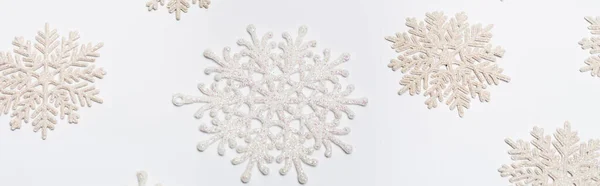Komposition mit Winterschneeflocken auf weißem Hintergrund, Banner — Stockfoto