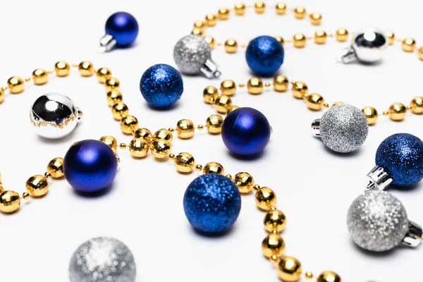 Голубой, серебряный и золотой рождественские украшения на белом фоне — стоковое фото