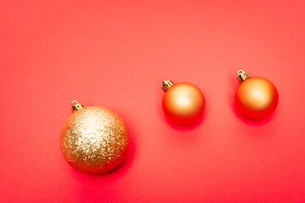 Vue de dessus des boules brillantes sur fond rouge — Photo de stock