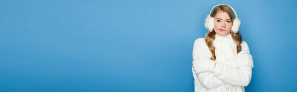 Hermosa mujer en invierno traje blanco sensación de frío aislado en azul, bandera - foto de stock