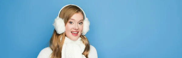 Sonriente hermosa mujer en invierno traje blanco aislado en azul, bandera — Stock Photo