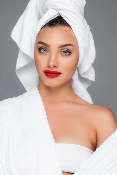 Женщина с полотенцем на голове и красные губы изолированы на сером — стоковое фото