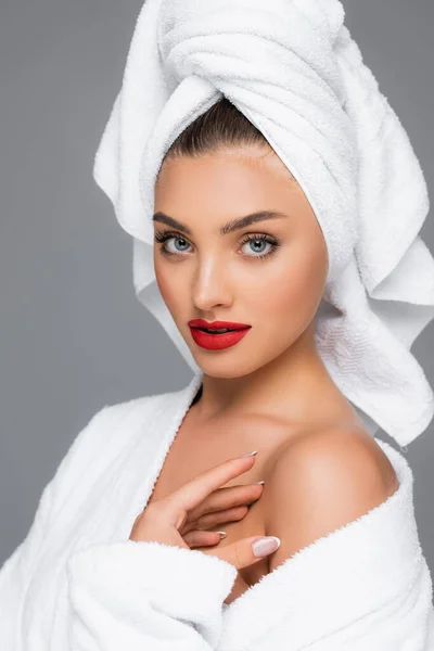 Donna con asciugamano sulla testa e labbra rosse isolate sul grigio — Foto stock