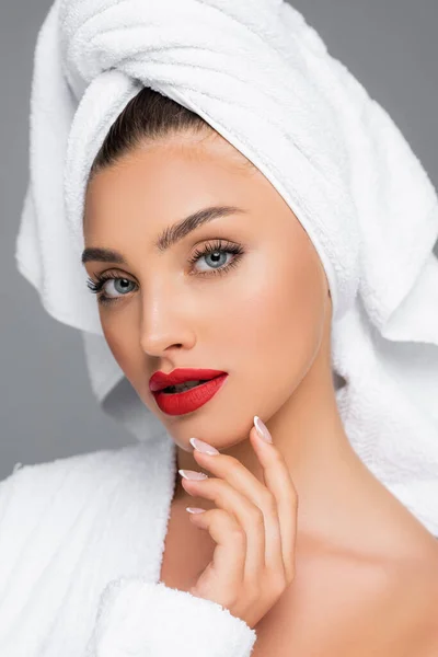 Femme avec serviette sur la tête et lèvres rouges isolées sur gris — Photo de stock
