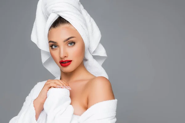 Donna con asciugamano sulla testa e labbra rosse isolate sul grigio — Foto stock