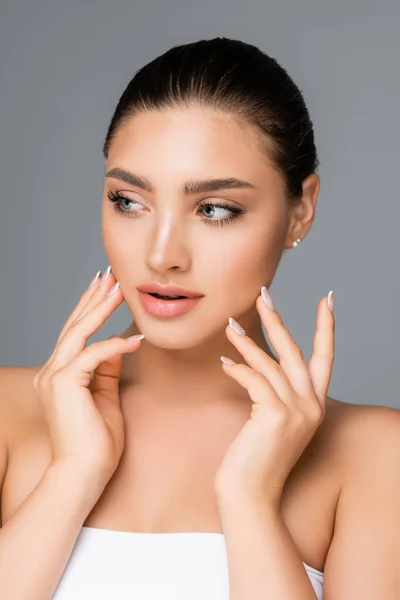 Hermosa mujer posando aislada en gris - foto de stock