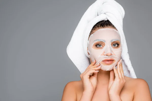 Donna con asciugamano sulla testa e lenzuolo maschera sul viso isolato su grigio — Foto stock