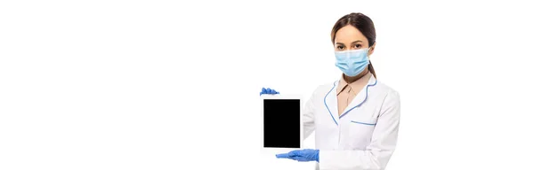 Coltivazione panoramica del medico in guanti di lattice e maschera medica con tablet digitale isolato su bianco — Foto stock