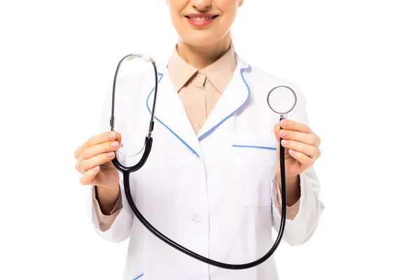 Vista recortada del médico sosteniendo estetoscopio aislado en blanco — Stock Photo