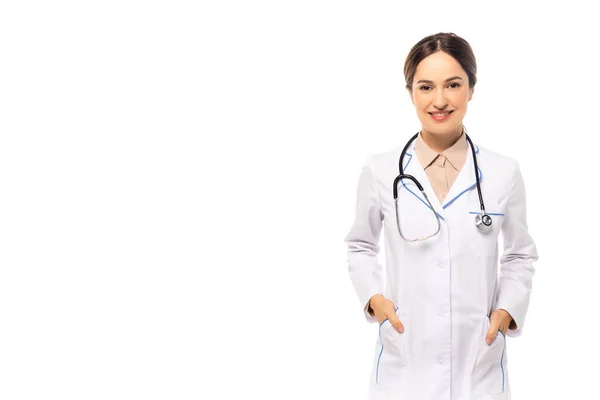 Doctor con estetoscopio sonriendo a cámara aislada en blanco — Stock Photo