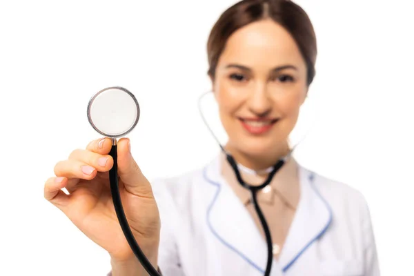 Focus selettivo del medico che tiene lo stetoscopio isolato sul bianco — Foto stock
