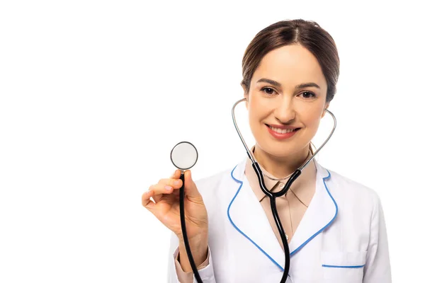 Arzt mit Stethoskop blickt auf Kamera isoliert auf Weiß — Stockfoto