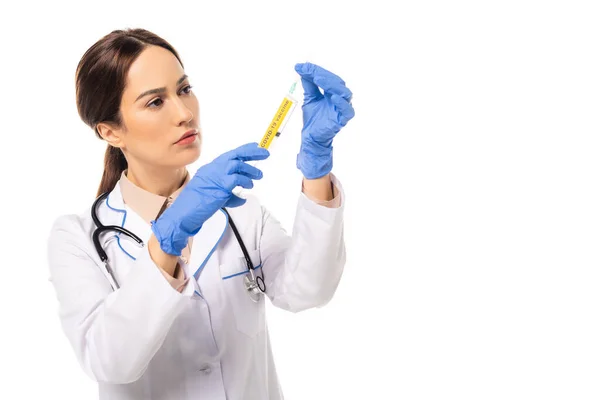 Medico in guanti di lattice contenente siringa con scritta coronavirus isolata su bianco — Foto stock