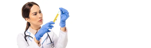 Imagen horizontal del médico sosteniendo la jeringa con letras de vacuna covid-19 aisladas en blanco - foto de stock