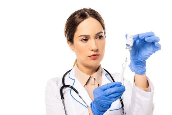 Enfoque selectivo del médico sosteniendo frasco con vacuna y jeringa aisladas en blanco - foto de stock