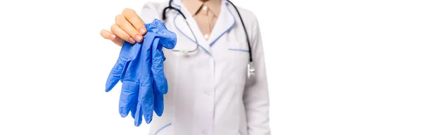 Foto panorámica del médico mostrando guantes de látex en la cámara aislada en blanco - foto de stock