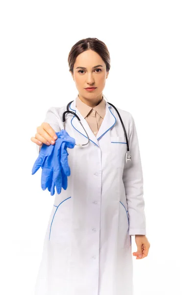 Arzt mit Stethoskop hält Latexhandschuhe isoliert auf weiß — Stockfoto