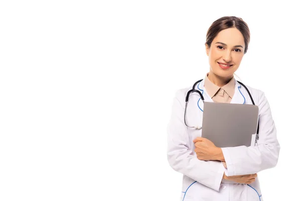 Medico sorridente in mantello bianco contenente cartellina di carta isolata su bianco — Foto stock