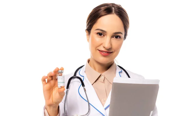 Arzt mit Impfstoff und Papiermappe lächelt in die Kamera — Stockfoto