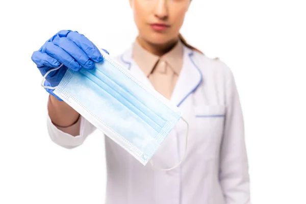 Vue recadrée du médecin en gant de latex montrant masque médical isolé sur blanc — Photo de stock