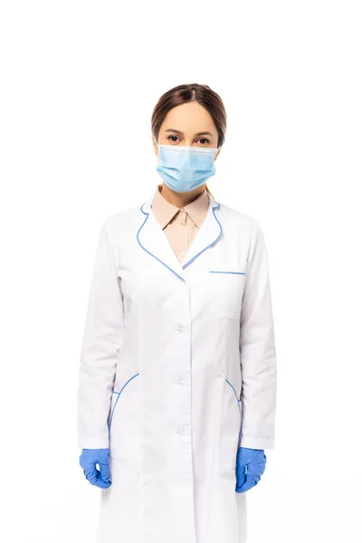 Médico en máscara médica y guantes de látex mirando a la cámara aislada en blanco - foto de stock