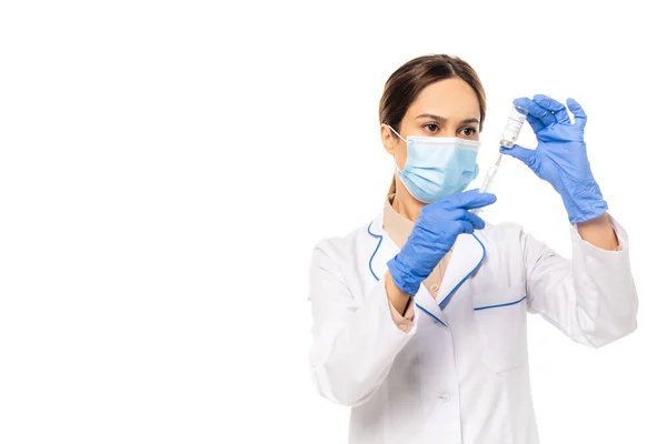 Médico em máscara médica pegando vacina coronavírus em seringa isolada em branco — Fotografia de Stock