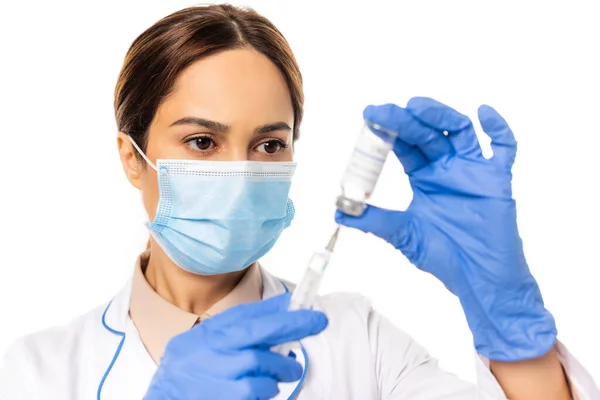 Enfoque selectivo del médico que recoge la vacuna en jeringa aislada en blanco - foto de stock