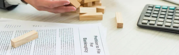 Ausgeschnittene Ansicht des Geschäftsmannes mit der Hand in der Nähe von Block Holz Spiel fallen in der Nähe Antrag auf Bankrott am Arbeitsplatz, Banner — Stockfoto