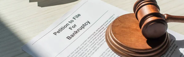 Petizione per fallimento con blocco di legno e martelletto su sfondo bianco testurizzato, banner — Foto stock