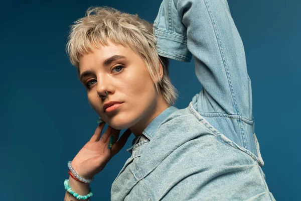 Молодая женщина демонстрирует свое уникальное чувство моды с шикарным джинсовым внешним видом и поразительным стилем. — стоковое фото