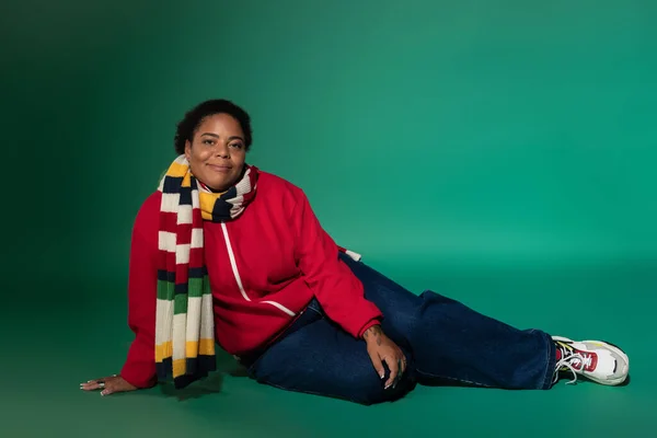 Plus-size mulher negra modelos uma roupa de outono elegante em um estúdio, exalando confiança. — Fotografia de Stock