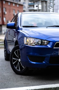 otomobil maviMitsubishi Lancer