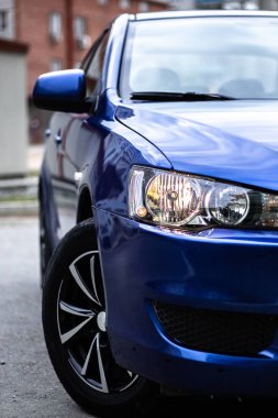 otomobil maviMitsubishi Lancer