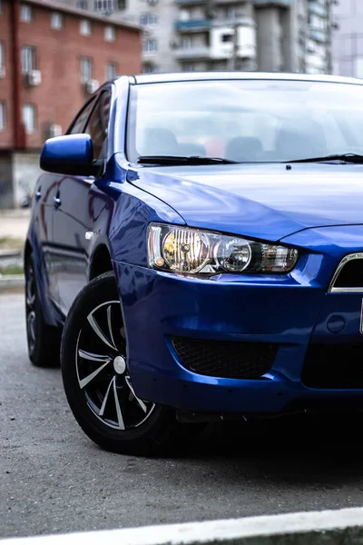 Automobilový Modrý Mitsubishi Lancer — Stock fotografie