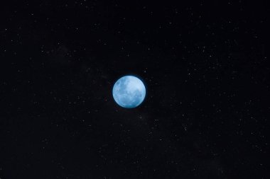 Karanlık gecenin yıldızı ile Blue moon.