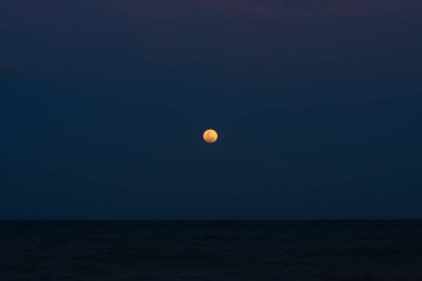 süper deniz karanlık gecede kan ay tutulması mavi.
