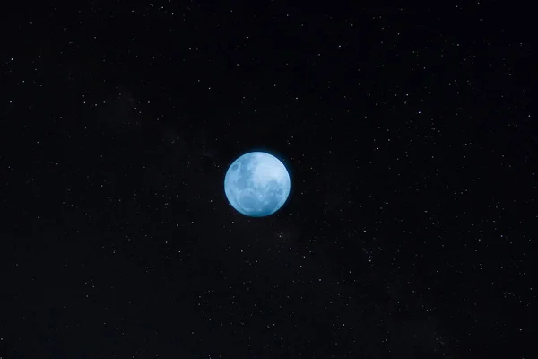 Голубая Луна Темной Ночи Звездой — стоковое фото