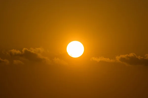 Sol Suave Com Nuvem Escura Céu — Fotografia de Stock