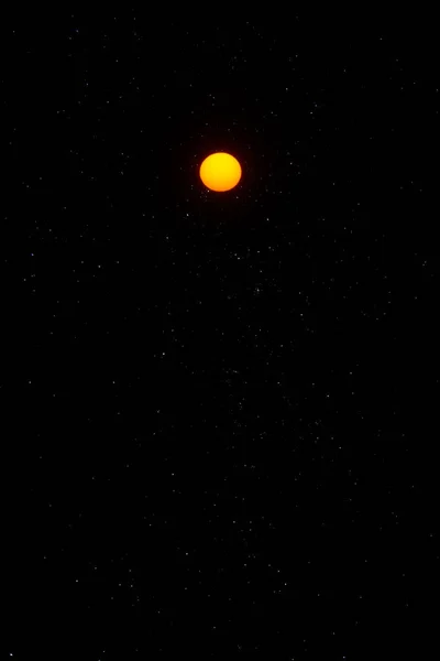 Orangefarbene Sonne Dunklen Himmel Mit Stern — Stockfoto