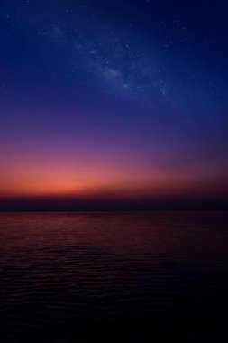 Alacakaranlık gökyüzü göl Samanyolu ve yıldız ile