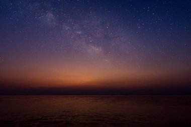 Alacakaranlık gökyüzü göl Samanyolu ve yıldız tozu ile