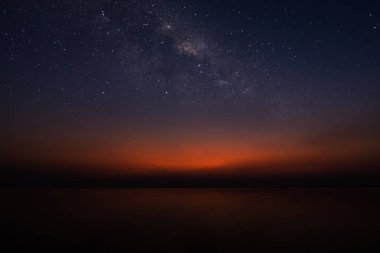 Alacakaranlık gökyüzü göl yıldız ile