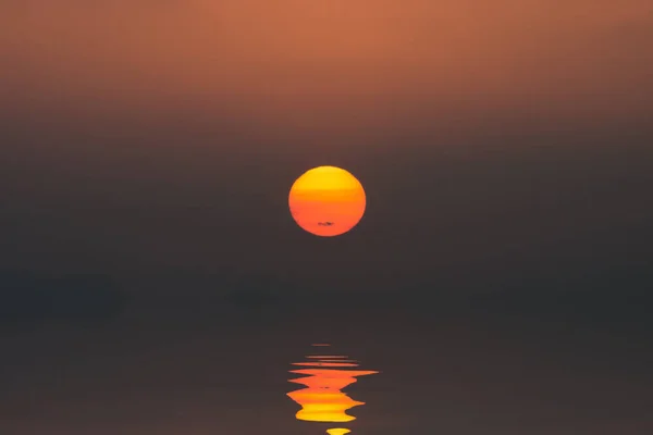 夕阳映在湖面上 — 图库照片