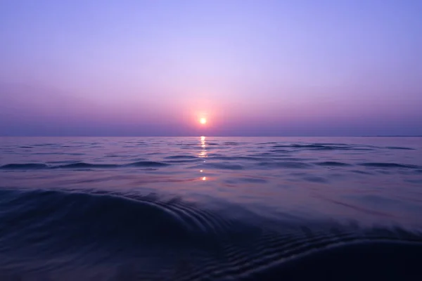 Minimalne Zachód Słońca Niebo Nad Jeziorem Kolor Fioletowy — Zdjęcie stockowe