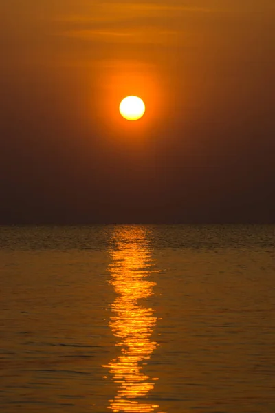 Grande Sole Sul Lago Cielo Arancio Tramonto — Foto Stock