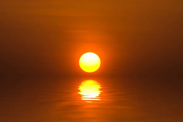 Reflejo Gran Sol Lago Con Cielo Naranja — Foto de Stock