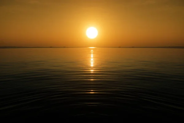 Gran Sol Cielo Del Atardecer Lago Con Olas Agua — Foto de Stock